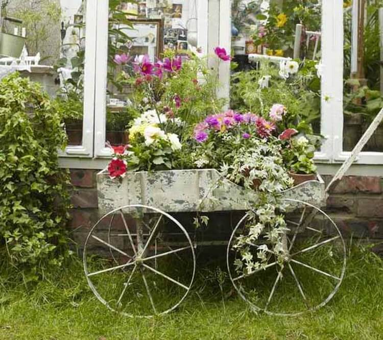vintage-style-garden-decorations-backyard-ideas-1